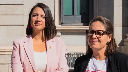 Esther Gil de Reboleño y Mar González que han registrado en el Congreso una PNL de Sumar y Verdes Equo para esclarecer los fallos en los cribados de cáncer de mama.