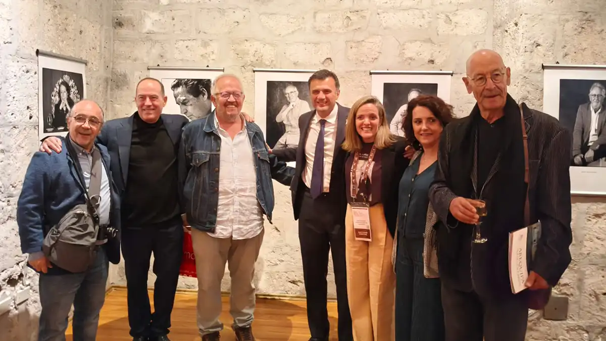 Parte de la expedición gaditana posan junto a Kiki y Pablo Juliá en su exposición de escritores de la lengua española de los siglos XX y XXI.