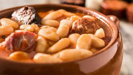 Fabada en una olla de barro.