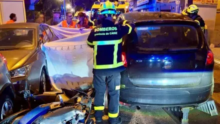 Fallece un motorista de 57 años y los ocupantes del coche implicado se dan a la fuga en Cádiz