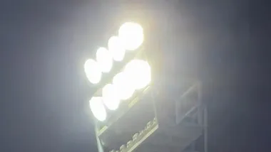 Torretas del campo Manuel Irigoyen encendidas de noche tras la sustitución de los focos dañados.