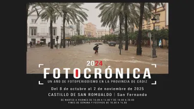 Cartel "Fotocrónica 2024" en San Fernando, plaza arreciada por el viento y la lluvia.