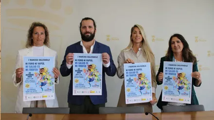 Responsables del Ayuntamiento de Chiclana con el cartel "Ni fumo ni vapeo".