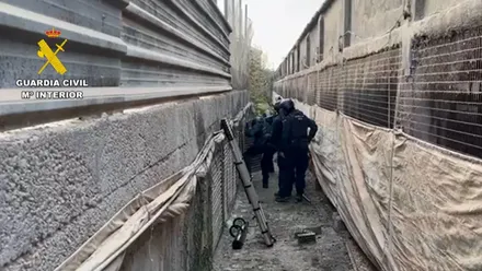 Diversos agentes de la Guardia Civil buscando los contenedores enterrados.