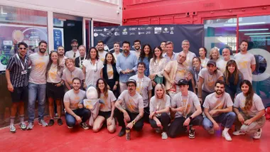 Los equipos participantes y organizadores del Ocean Hackathon Cádiz 2025 posan en el auditorio de Incubazul tras la clausura del evento, que reunió a más de 40 innovadores en torno a la economía azul y la sostenibilidad marina.