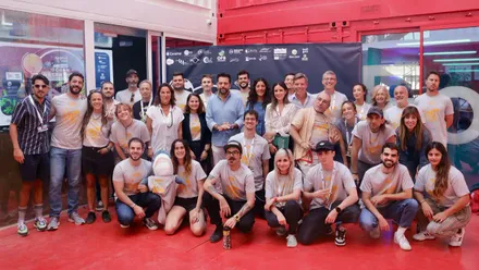 Los equipos participantes y organizadores del Ocean Hackathon Cádiz 2025 posan en el auditorio de Incubazul tras la clausura del evento, que reunió a más de 40 innovadores en torno a la economía azul y la sostenibilidad marina.