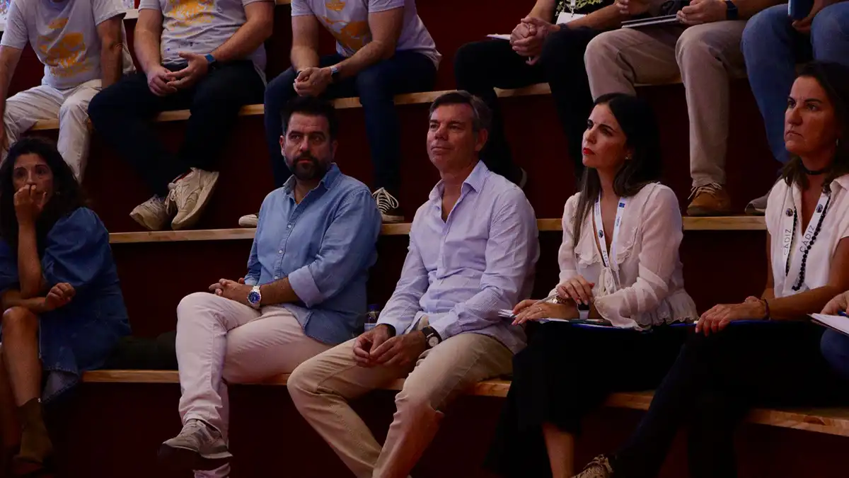 El delegado especial del Estado en la Zona Franca de Cádiz, Fran González, observa el progreso de los equipos participantes durante el Ocean Hackathon Cádiz 2025, en el auditorio de Incubazul.