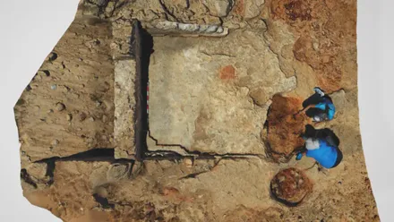 Vista de las excavaciones arqueológicas en el islote de Sancti Petri, Cádiz, donde un equipo de investigadores trabaja sobre estructuras antiguas vinculadas a una almadraba medieval.