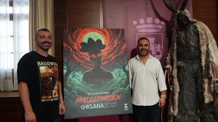 Cartel del Halloween en Chiclana de una silueta inquietante con ojos rojos.