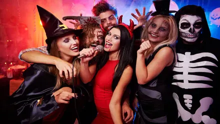 Personas disfrazadas y celebrando Halloween.