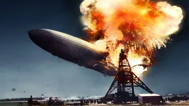 El dirigible Hindenburg estallando en llamas en la pista de Lakehurst.