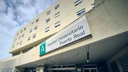 Fachada y rótulo del Hospital Universitario de Puerto Real.