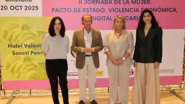 El alcalde y mujeres en la inauguración de las II Jornadas de la Mujer en Chiclana.