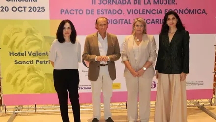 El alcalde y mujeres en la inauguración de las II Jornadas de la Mujer en Chiclana.