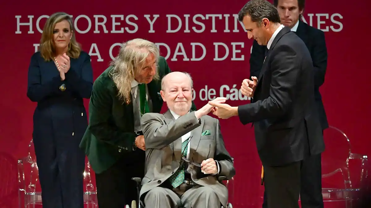 Ignacio Moreno protagonizo el momento más emotivo y emocionante del acto en su discurso. Antonio Reguera y el alcalde lo calman y apoyan en ese momento.