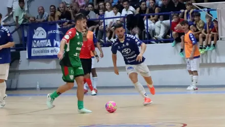 Jugador del Xerez controla el balón