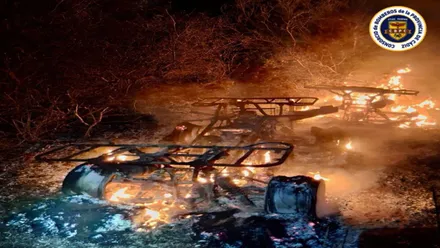 Zona incendiada en Conil con las llamas incandescentes.