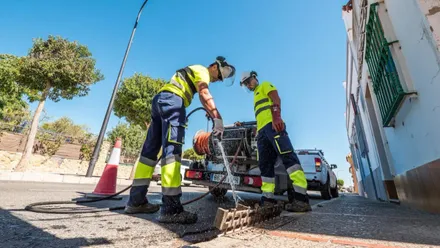 Operarios revisando sistema de alcantarillado en San Fernando.
