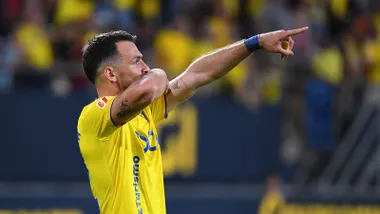 El jugador del Cádiz CF Iuri tabatadze celebra su gol ante la SD Huesca que supuso el triunfo cadista y el liderato