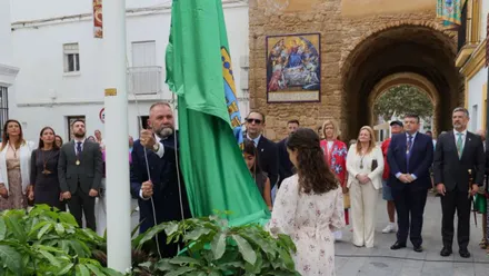 Empleado municipal jubilado iza la bandera en Rota.