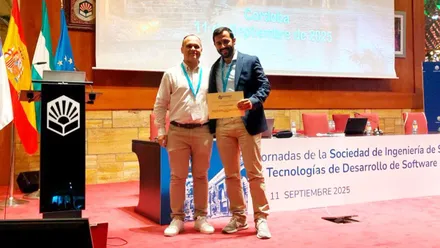 Jesús Rosa posa recibiendo el premio en un escenario.