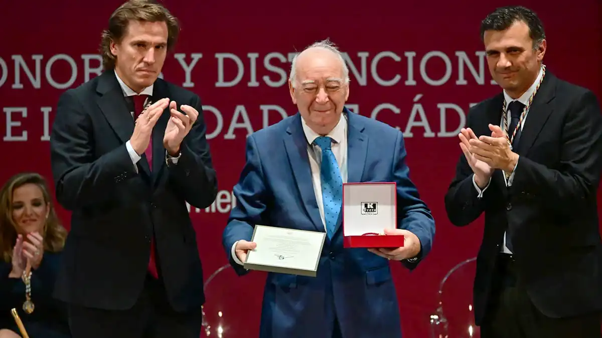 José Luis Pájaro Llamas, capataz y referente de la Semana Santa gaditana, es reconocido como Hijo Predilecto de Cádiz, título que revibe del concejal Pablo Ottero y del alcalde, Bruno García.