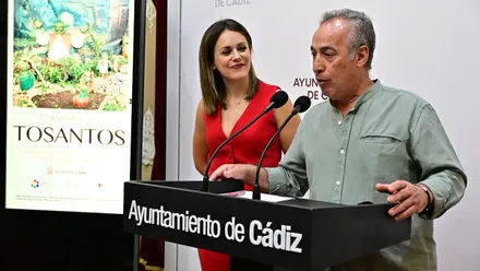 El presidente de Asodemer, José Luis Paramio, habla en la presentación de la programacion de Tosantos 2025 junto a la concejala Beatriz Gandullo. Foto: Eulogio Garcia.