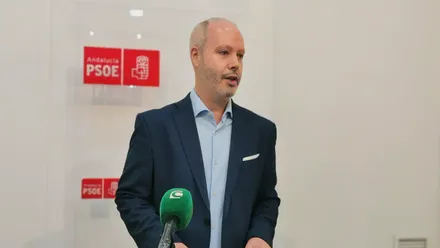 José Ramon Ortega, secretario local del PSOE, en una rueda de prensa.