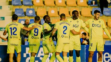 Los jugadores del Cádiz CF celebran el primer gol de Roger ante el UCAm Murcia.