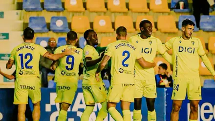 Los jugadores del Cádiz CF celebran el primer gol de Roger ante el UCAm Murcia.