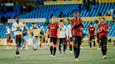 Jugadores del Cádiz CF saludan a la afición tras el 1-0 en Las Palmas. Foto: Cádiz Cf.