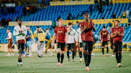 Jugadores del Cádiz CF saludan a la afición tras el 1-0 en Las Palmas. Foto: Cádiz Cf.