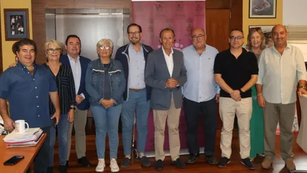 José María Román, alcalde de Chiclana, y los miembros de "Ningún niño sin juguete".