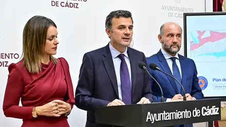 El alcalde de Cádiz, Bruno Garcia, en la rueda de prensa de la Junta de Gobierno Local de este 24 de octubre junto a la concejala Beatriz Gandullo y el teniente de alcalde, Juancho Ortiz.