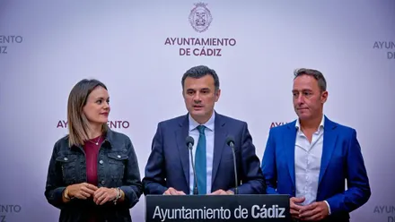 El alcalde de Cádiz, Bruno García, junto a la concejala de Fiestas, Beatriz Gandullo, y de Urbanismo, José Manuel Cossi.