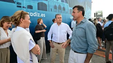 La presidenta de la Diputación, Almudena Martínez; el consejero de Presidencia, Antonio Sanz; y el alcalde de Cádiz, Bruno García, al término de la jornada final de la SailGP 2025 en el Paseo de Santa Bárbara.