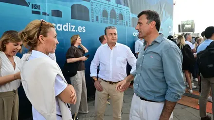 La presidenta de la Diputación, Almudena Martínez; el consejero de Presidencia, Antonio Sanz; y el alcalde de Cádiz, Bruno García, al término de la jornada final de la SailGP 2025 en el Paseo de Santa Bárbara.