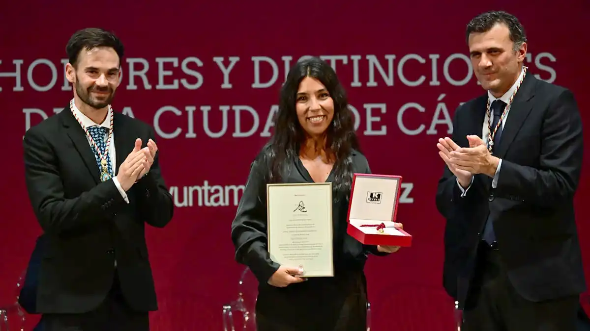 Rocío Hernández, hija del fotógrafo Joaquín Hernández 'Kiki', recoge en su nombre el diploma de Hijo Predilecto, en presencia del alcalde.