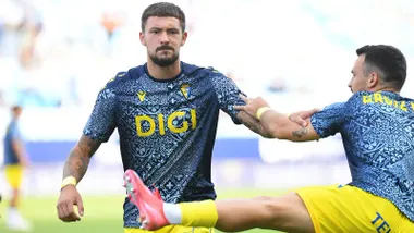 El defensa serbio Bojan Kovacevic calienta con la camiseta del Cádiz CF junto a Tabatadze antes del pasado Málaga CF-Cádiz CF