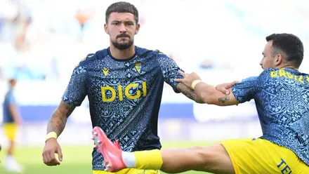 El defensa serbio Bojan Kovacevic calienta con la camiseta del Cádiz CF junto a Tabatadze antes del pasado Málaga CF-Cádiz CF