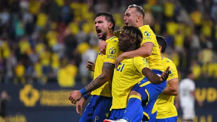 Kovacevic celebra el gol anulado junto a Dawda, mientras Ontiveros salta por detrás para unirse a la celebración. El tanto fue invalidado minutos después por un fuera de juego milimétrico que el VAR revisó sin la ayuda del fuera de juego semiautomático.