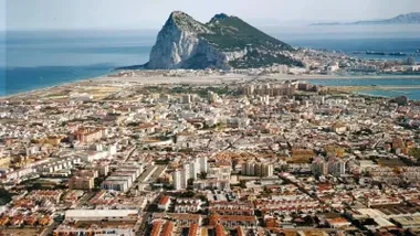 Ciudad de La Línea de la Concepción y el Peñón al fondo.