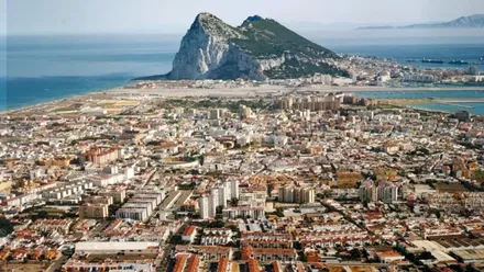 Ciudad de La Línea de la Concepción y el Peñón al fondo.