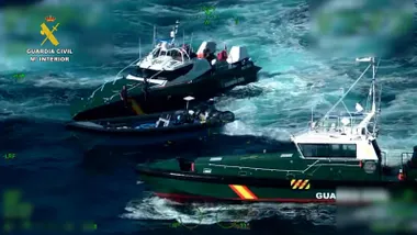 Dos lanchas verdes de la Guardia Civil realizando maniobras.