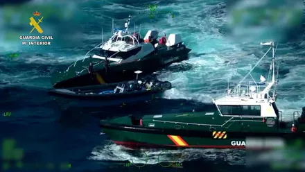 Dos lanchas verdes de la Guardia Civil realizando maniobras.