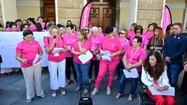 Voluntarias de Agamama leen el manifiesto por el Día Internacional del Cáncer de Mama en Cádiz, en presencia cargos del PP, sin alusiones a la crisis del SAS ni a los fallos en los cribados.