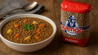 Plato con lentejas y envase a su lado.