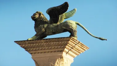 Escultura en bronce del León de San Marcos en Venecia.