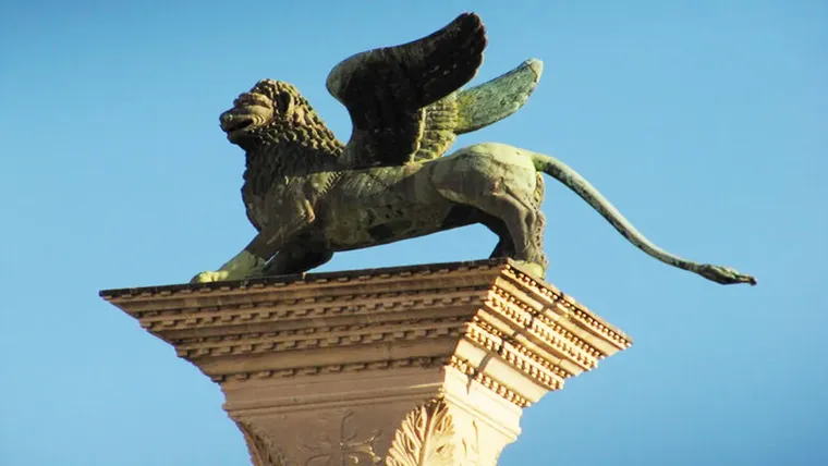 Escultura en bronce del León de San Marcos en Venecia.