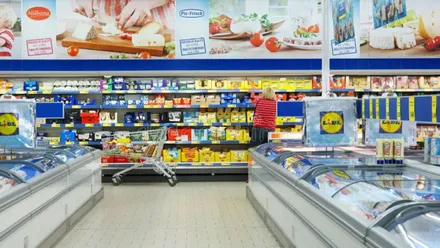 Productos en las estanterías de "frescos" en el supermercado Lidl.